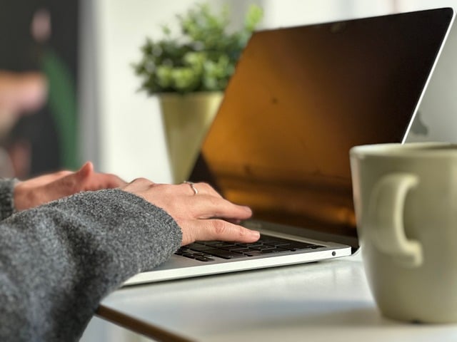 흔한 실수와 피하는 법 흔한 실수와 피하는 법 - home office, remote work, laptop work, office work, workplace, productivity, concentrated work, digital work,