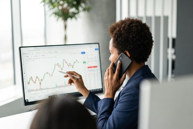 흔한 실수와 피하는 법 - businesswoman, office, computer, financial charts, analysis, technology, smartphone, discussion, professional,