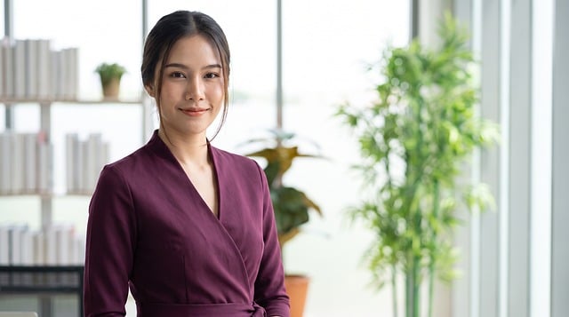 상황별 예시: 우리 가게에 맞는 하이라이트 전략 - woman, nature, asian, portrait, businesswoman, office, professional, smile, purple dress, confid