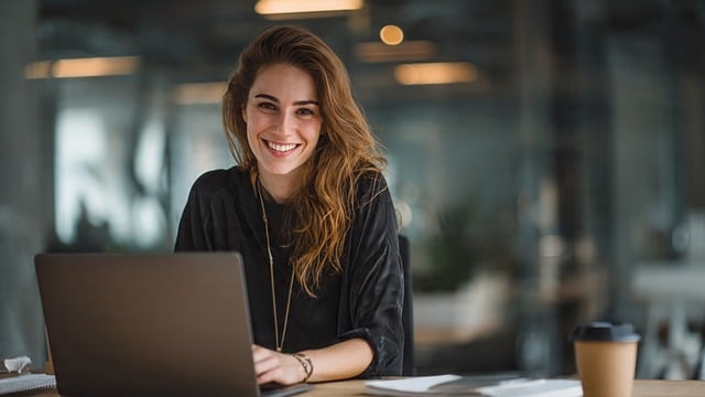단계별 밈 활용 전략: 성공적인 밈 마케팅 로드맵 - office, worker, computer, laptop, coffee, portrait, business, smiling woman, work environment, 
