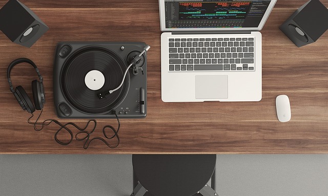 따봉공장이 실전에서 활용한 주요 자동화 도구 심층 리뷰 - turntable, computer, workspace, workstation, flat lay, laptop, top view, audio, equipmen