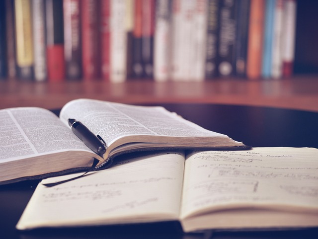 콘텐츠 캘린더에 포함되어야 할 핵심 요소 - open book, library, education, read, book, school, literature, study, knowledge, text, information, 