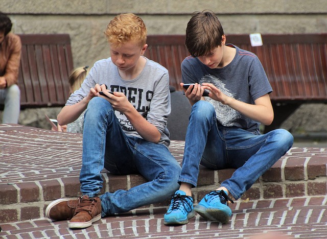 텔레그램 가입 시 유의사항 및 보안 팁 - game, internet, friends, mobile, technology, smartphone, playing, hand, looking, gaming, media, young