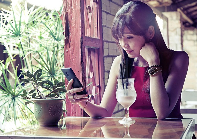 흔한 실수와 피하는 법 - sad status, nice picture, beautiful sister, pretty, vietnamese, women, cafe, to drink, cocktails, phone, socia