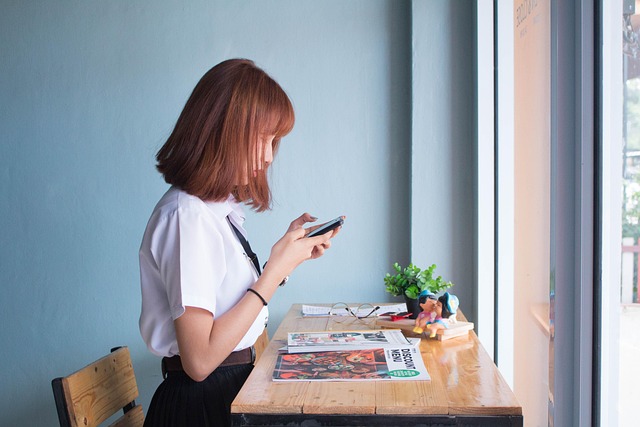 흔한 실수와 피하는 법 흔한 실수와 피하는 법 - girl, women, phone, young, social network, blue phone, blue network, blue social, blue telephone, girl, phone,