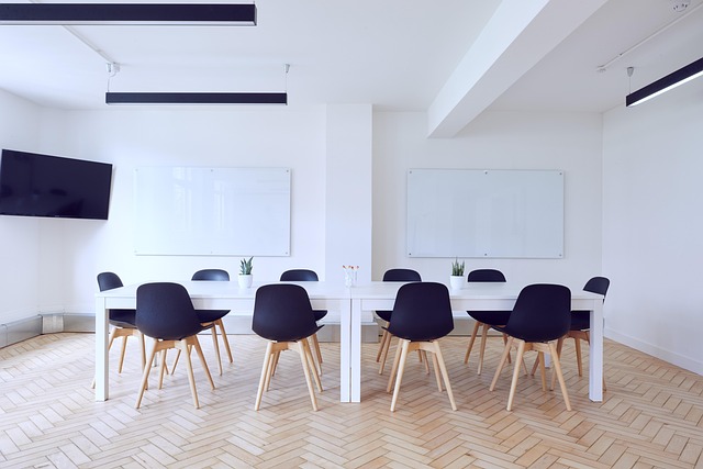 다중 계정 관리, 이런 상황에서 빛을 발합니다 - chairs, conference room, contemporary, empty, indoors, interior design, room, table, whiteboards,