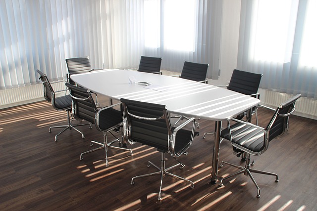 상황별 예시: 해외 여행객과 해외 거주자의 텔레그램 가입 문제 해결 - table, office, meeting, work, business, chancellery, designer, office, meeting, meeti