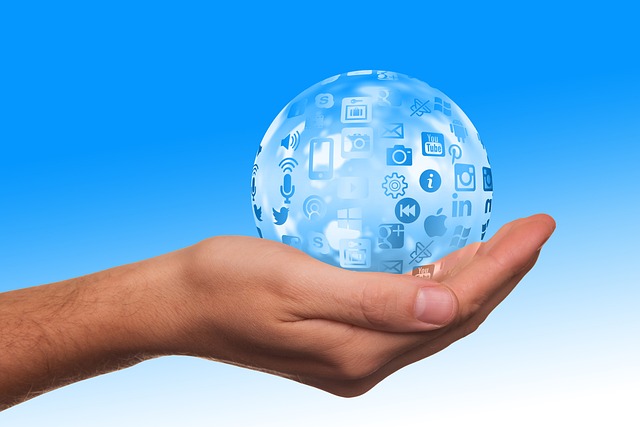 흔한 실수와 피하는 법 흔한 실수와 피하는 법 - social media, icon, hand, keep, present, presentation, bokeh, soap bubble, networking, online, internet, symbo