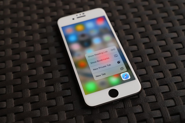 유튜브 수익, 채널 규모별 실제 예상 수익 - iphone, smartphone, social media, phone, mobile phone, icon, display, app, social networks, interne