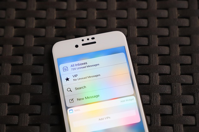 인스타 '팔로우'와 '팔로워'의 핵심 차이점 - iphone, smartphone, social media, phone, mobile phone, icon, display, app, social networks, intern