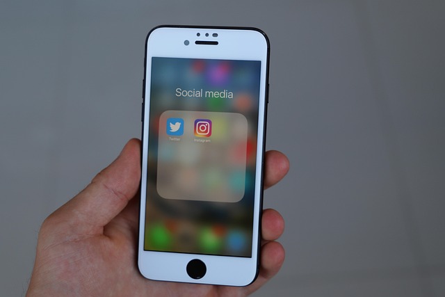 40대 쇼핑몰 사장님을 위한 인스타 릴스 제작 가이드 - iphone, smartphone, social media, phone, mobile phone, icon, display, app, social networks, i