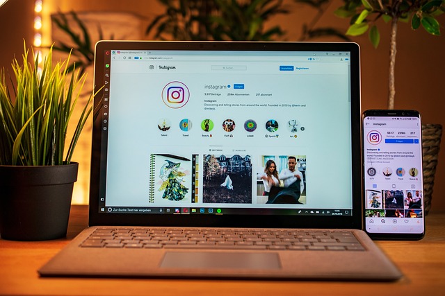 흔한 실수와 피하는 법 흔한 실수와 피하는 법 - laptop, mobile, instagram, social media, smartphone, computer, notebook, office, internet, technology, desk, m
