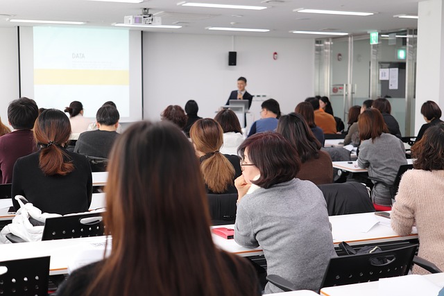 상황별 틱톡 팔로워 구매 서비스 선택 예시 - lecture, instructor, lecture room, room, this special steel company, teacher, education, seminar, m