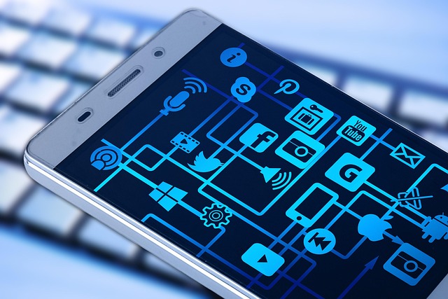 흔한 실수와 피하는 법 - smartphone, keyboard, app, internet, network, social network, logo, facebook, marketing, analysis, concept, se