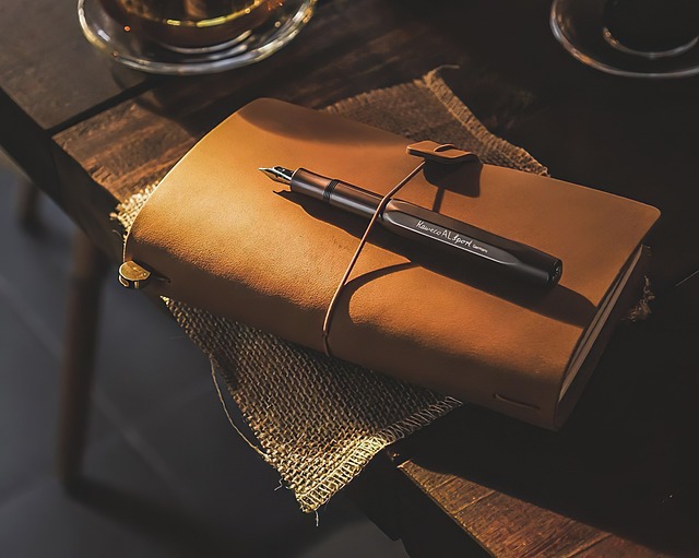 따봉공장과 함께하는 릴스 촬영 가이드: 스마트폰만 있으면 OK! - book, pen, notebook, diary, desk, writing, office, table, note, creative, brown book