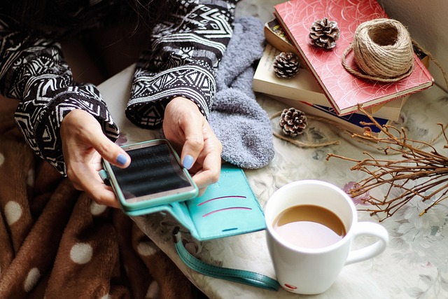 첫 영상 썸네일, 왜 클릭을 부르지 못할까? - girl, smartphone, social media, communication, cellphone, coffee, coffee cup, mobile phone, intern