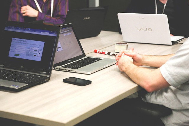 상황별 인스타 스토리 스티커 활용 예시 - laptops, meeting, businessmen, coworkers, colleagues, business meeting, conference room, meeting room
