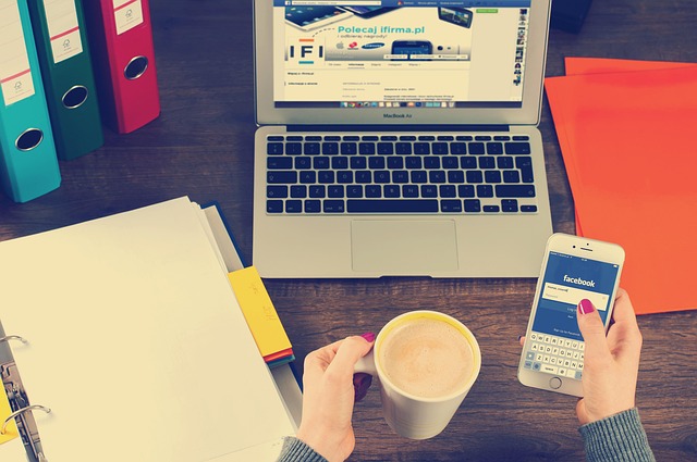 단계별 릴스 조회수 극대화 전략 - laptop, iphone, workspace, hands, coffee, binders, facebook, social media, social networking, working, no
