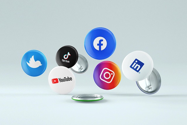 스레드 수익화, 팔로워 1천명부터 시작하는 현실적인 전략 - social media, social networks, icons, media, multimedia, internet, connection, facebook, yo