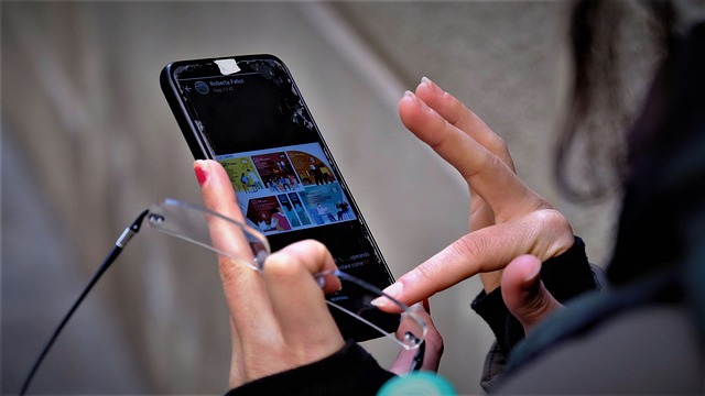 흔한 실수와 피하는 법 - smartphone, facebook, hands, touch, internet, app, social media, touchscreen, girl, social media, social media