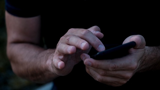 흔한 실수와 피하는 법 - smartphone, mobile phone, cellphone, text message, social media, internet, hands, communication, mobile phone,