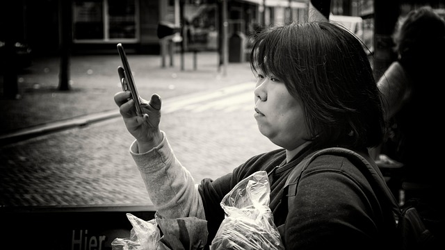 유튜브 영상 검색 상위 노출, 핵심은 제목, 설명, 태그입니다 - woman, mobile phone, street photography, black and white, video call, portrait