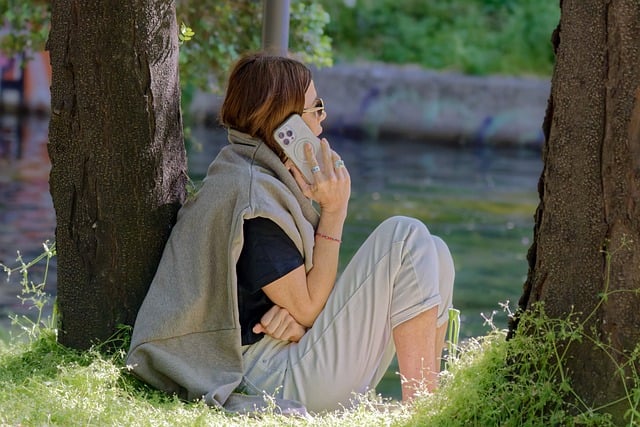 흔한 실수와 피하는 법 - girl, casual, talking, smartphone, sitting, grass, tree, spring, lakeshore, lake, relaxation, lifestyle, natur