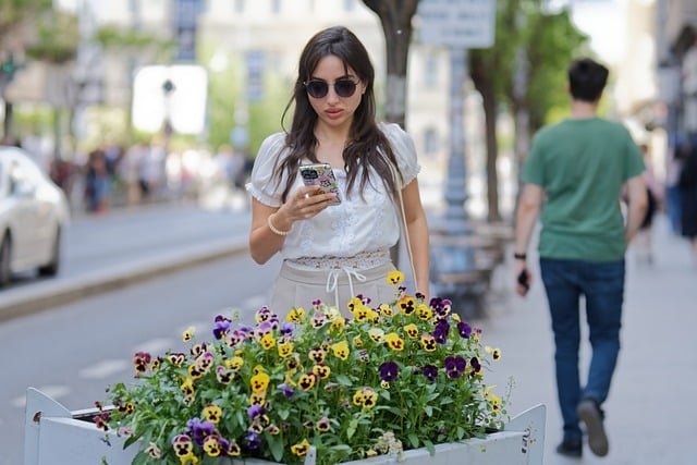 흔한 실수와 피하는 법 - woman, young, sunglasses, looking, flower wallpaper, nature, smartphone, beautiful flowers, standing, outdoors