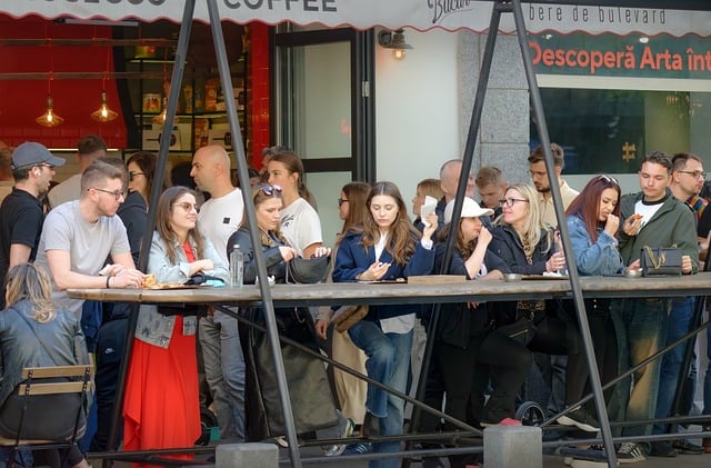 블로그 방문자, 인스타로 3개월 만에 2배 늘리는 핵심 전략 - snapshot, people, outdoor, terrace, brasserie, waiting, drinks, foods, shop, recreation, 