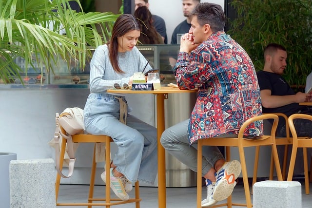 텔레그램 인증번호 지연, 해외 사용자라면 비행기 모드와 VPN 점검이 우선입니다 - people, couple, friends, sitting, together, table, terrace, brasserie, outdoor
